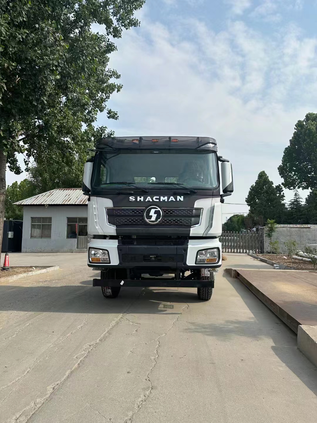Vie uusia autoja kotisi Shaanxi Automobile Delonghi X3000-8x4 National V, terässillan, manuaalivaihteisto, iso laatikko voidaan räätälöidä.